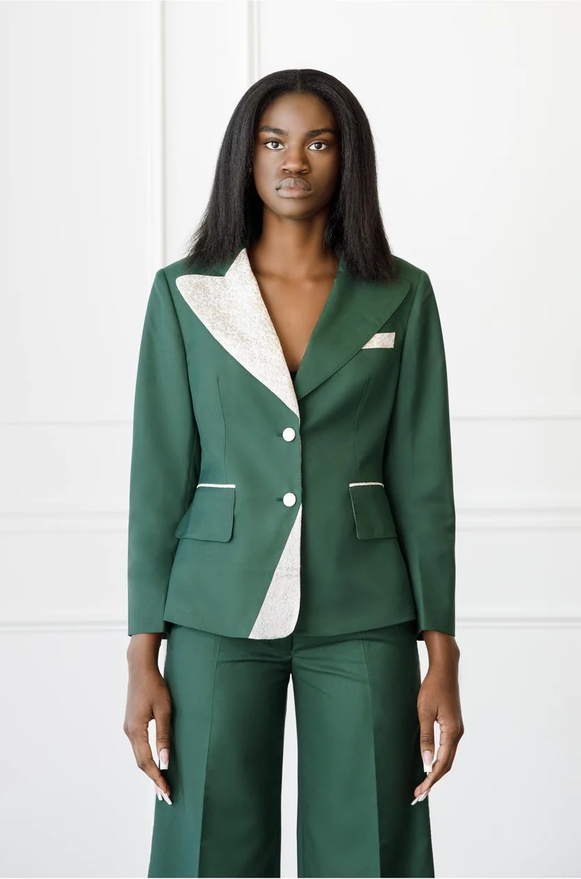 Afeke lilac green single-breasted decorated lapel suit. Wide piping pants with decorated buttons.