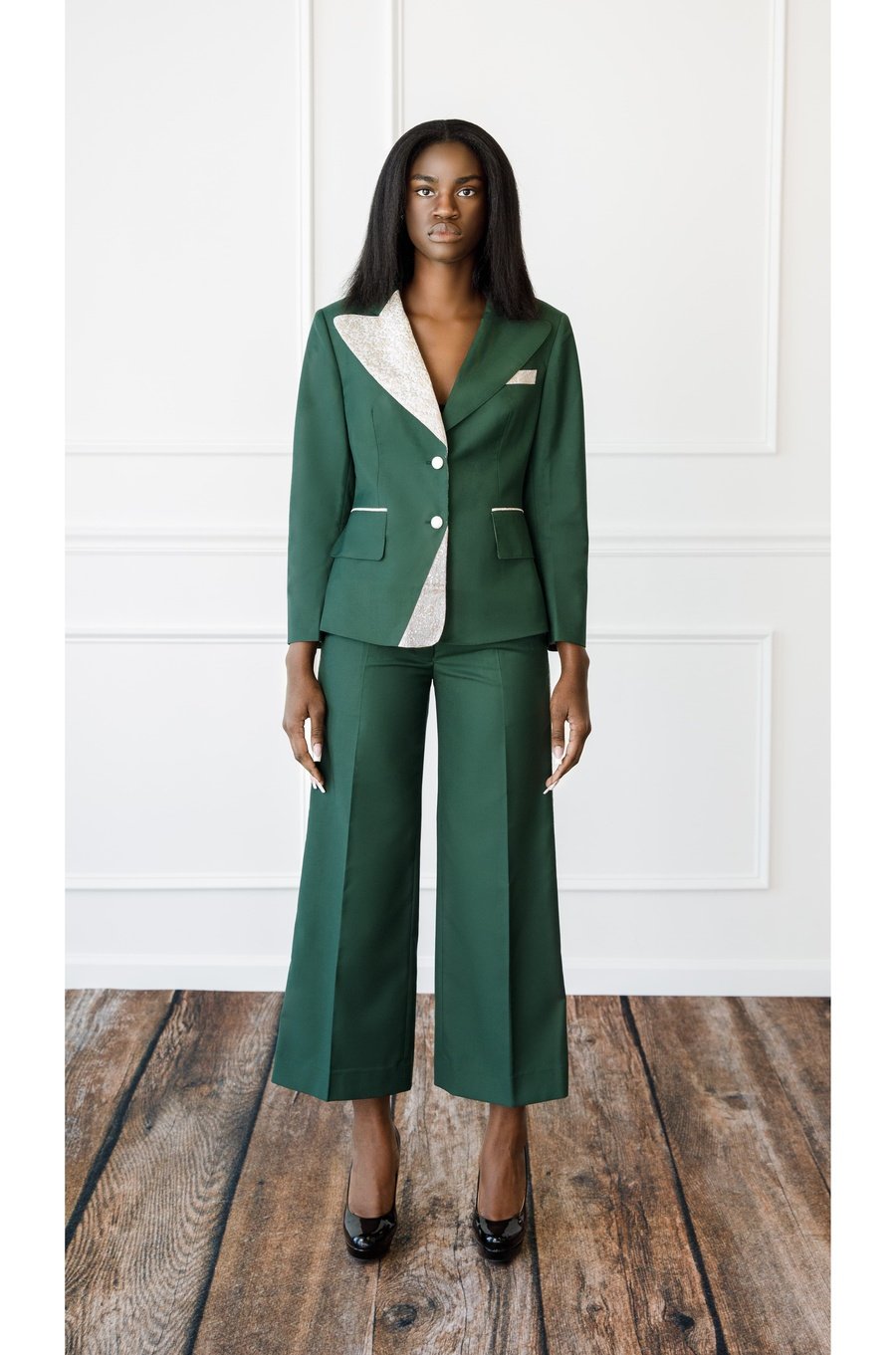 Afeke lilac green single-breasted decorated lapel suit. Wide piping pants with decorated buttons.