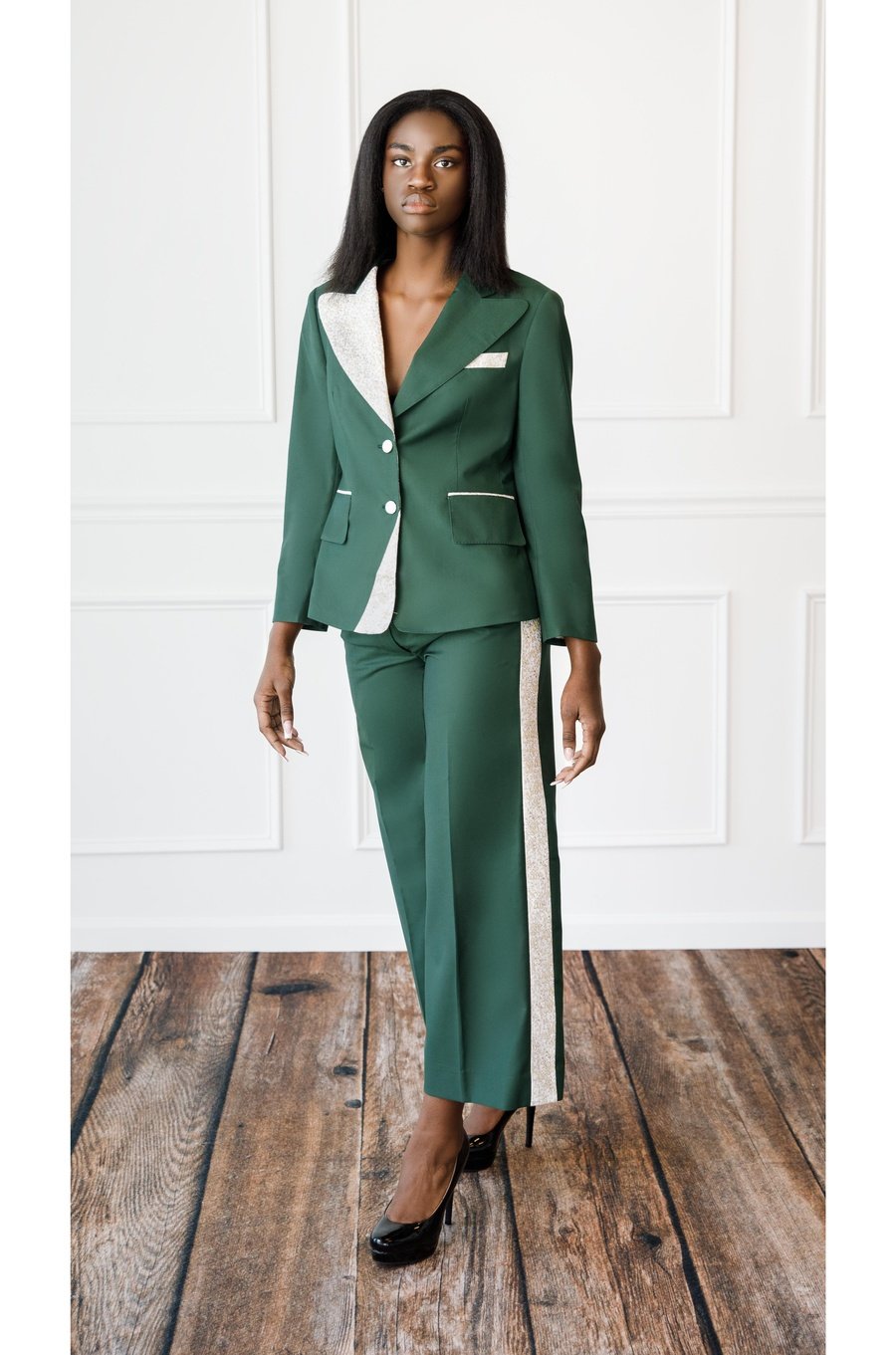 Afeke lilac green single-breasted decorated lapel suit. Wide piping pants with decorated buttons.