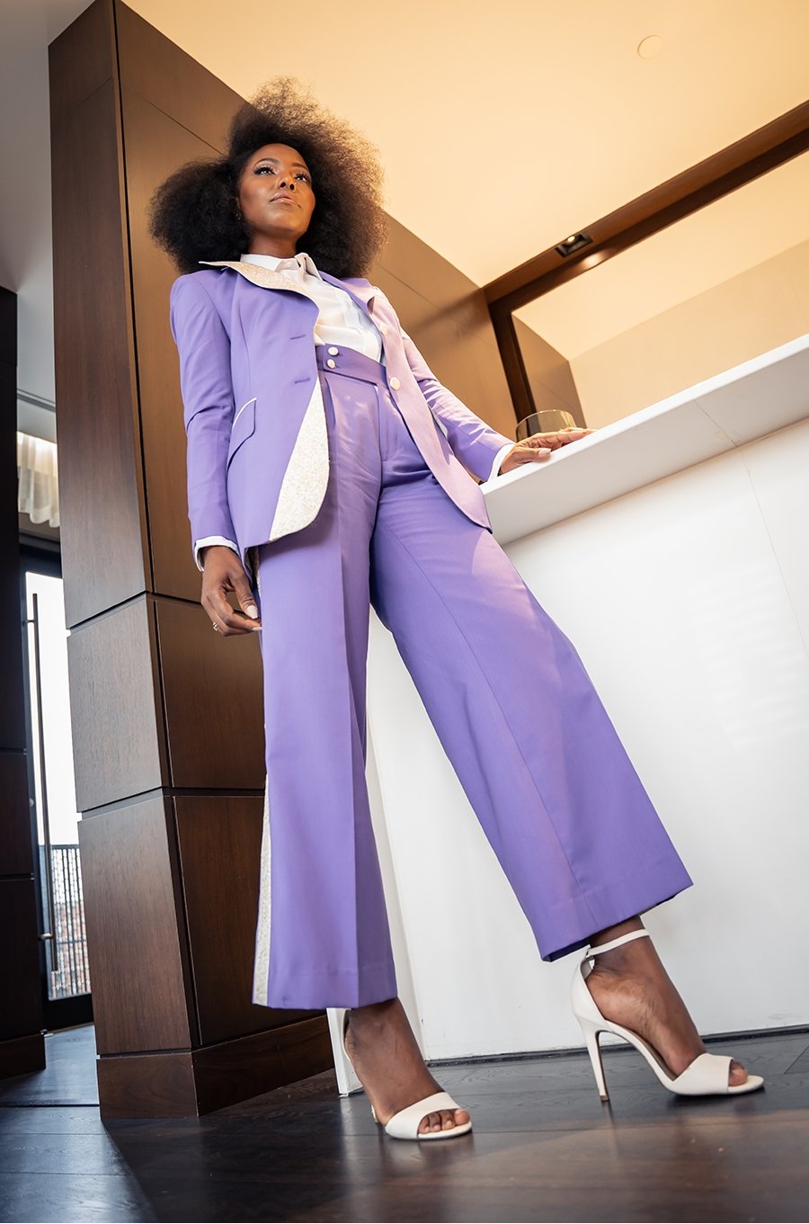 Afeke lilac single-breasted decorated lapel suit. Wide piping pants with decorated buttons.