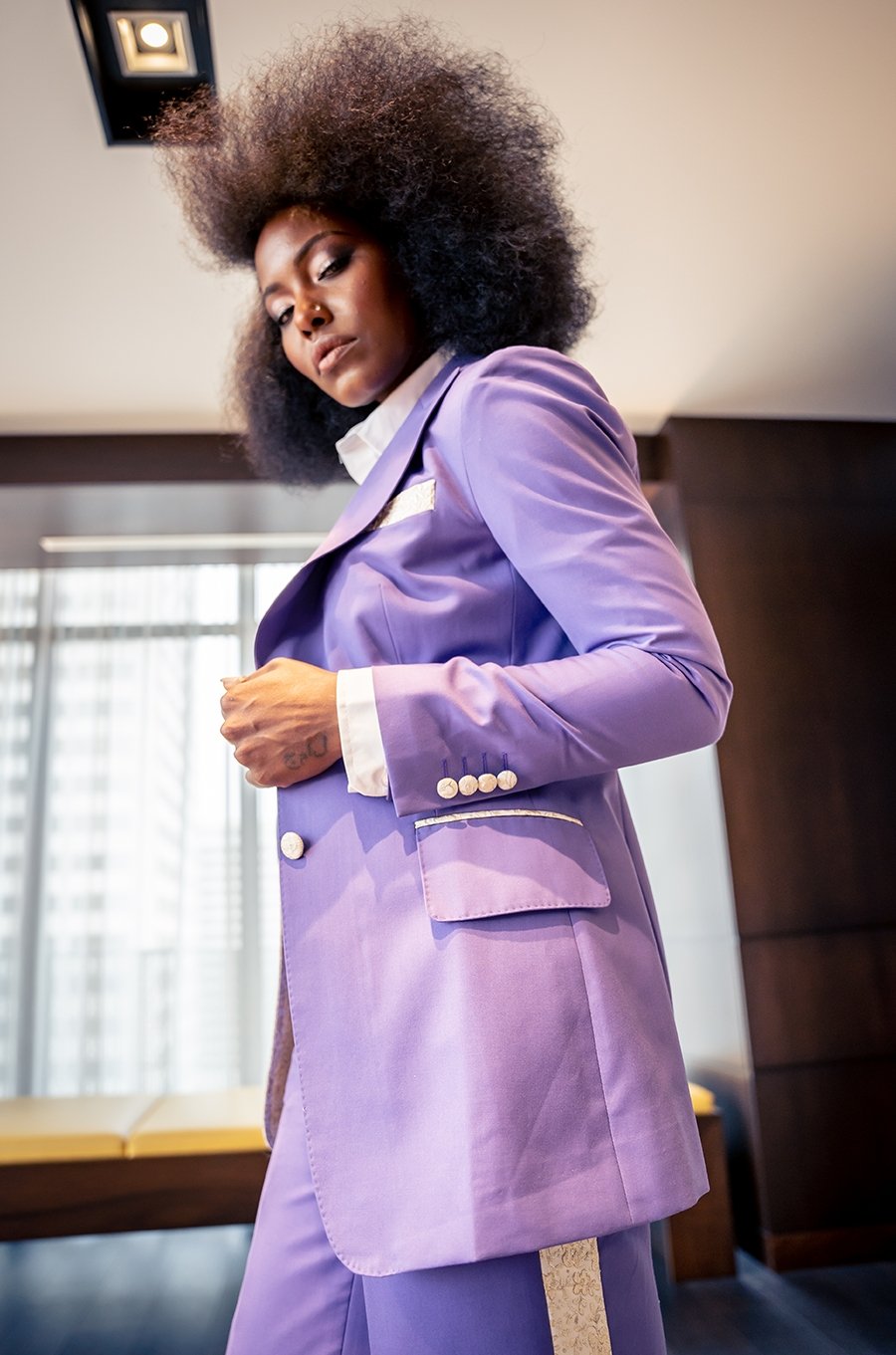 Afeke lilac single-breasted decorated lapel suit. Wide piping pants with decorated buttons.